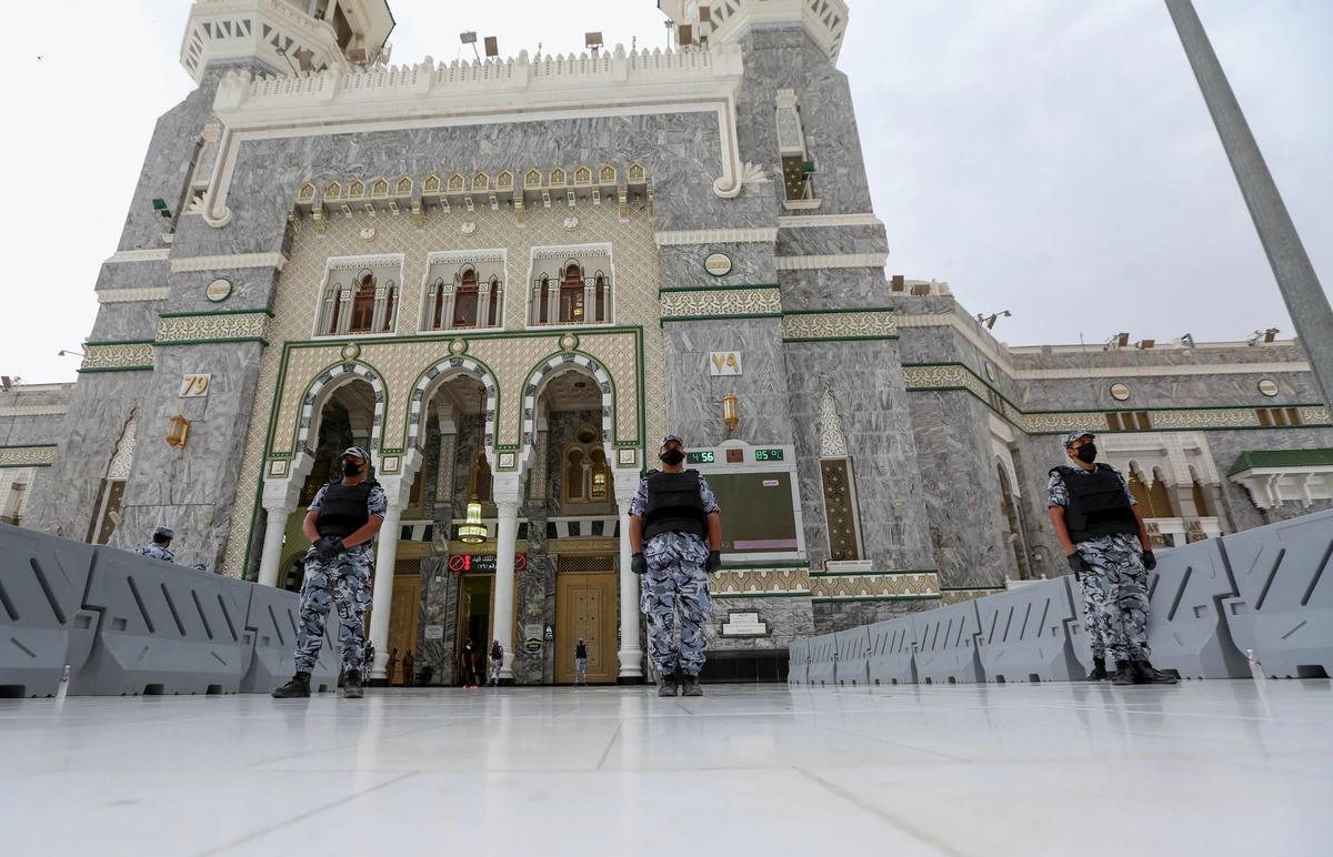 Saudi policemen stand guard at Abdulazziz gate leading to the Kaaba, Islam's holiest shrine at the Grand Mosque in the holy city of Makkah, on July 27, 2020, ahead of the annual Muslim Hajj pilgrimage. (AFP photo)