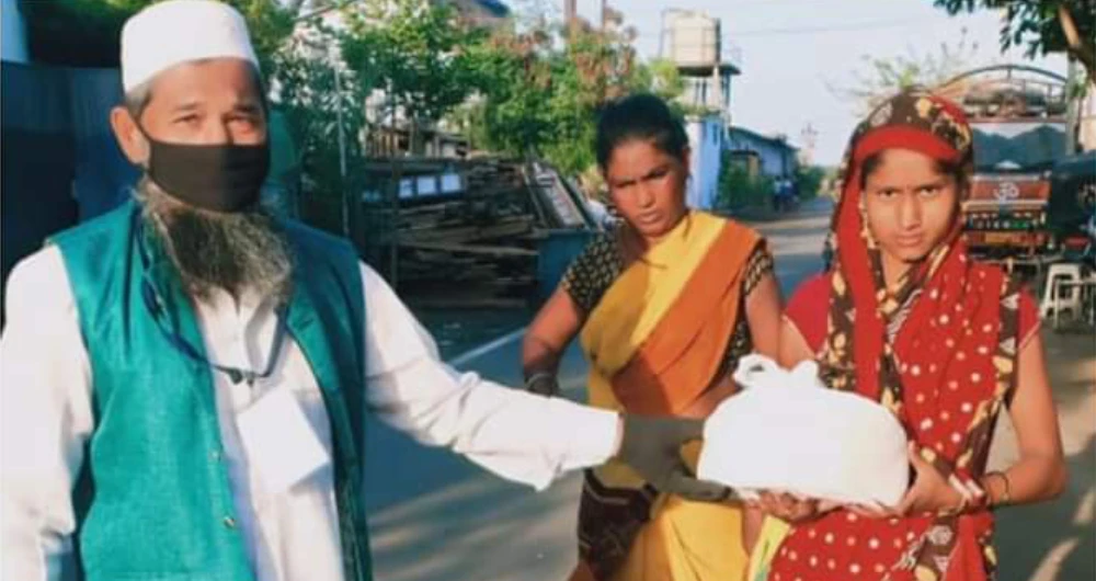 Akram Shah's Unity Charitable Trust has been distributing food packets to the needy who were impacted by the nationwide lockdown in Surat, Gujarat. (Supplied)