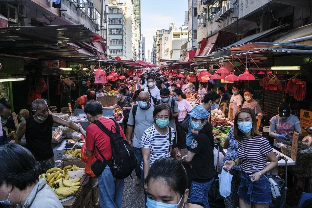 Areas and objects at the markets that should be tested for the coronavirus include knives used at major stands, workers’ clothes surface, freezers, meats and seafood, sewage, restrooms, garbage trucks, and offices, according to the NHC notice. (File/AFP)