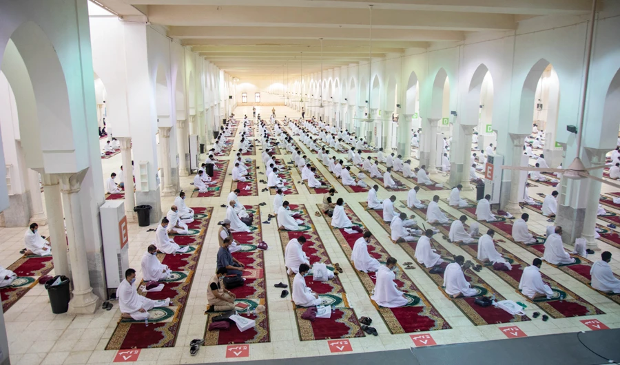 Pilgrims attended the sermon at Al-Namirah Mosque in Arafat on Thursday and spent the day in supplication, praying and reading the Qur’an. (SPA)