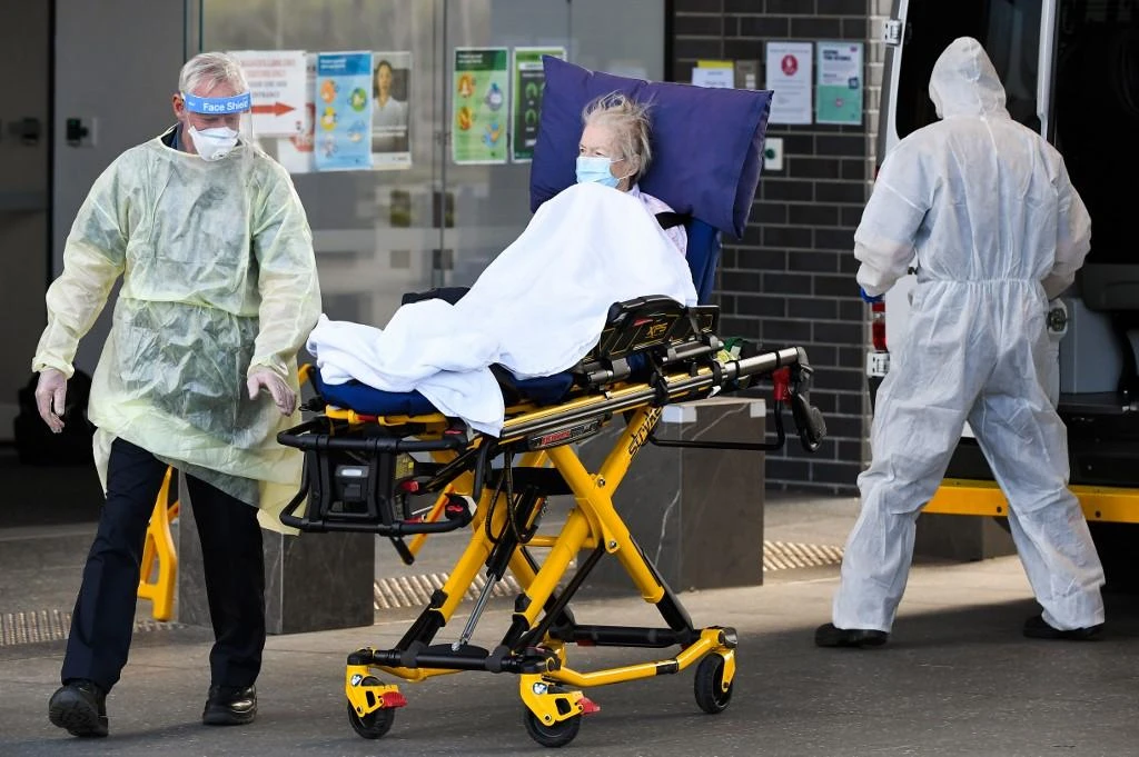 Medical workers evacuate a resident from the Epping Gardens aged care facility in the Melbourne suburb of Epping on July 30, 2020, as the city battles fresh outbreaks of the COVID-19 coronavirus. (AFP)