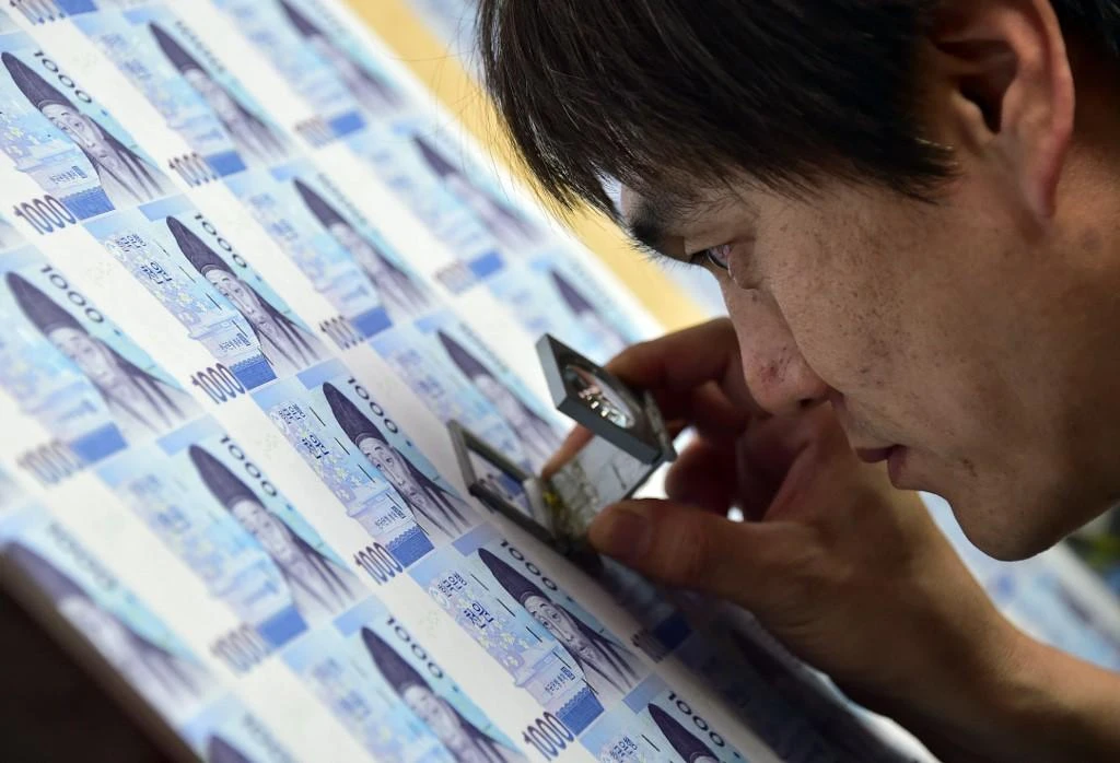 Above, an employee checks newly printed South Korean currency in Gyeongsan, southeast of Seoul, in this May 29, 2015 file photo. (AFP)