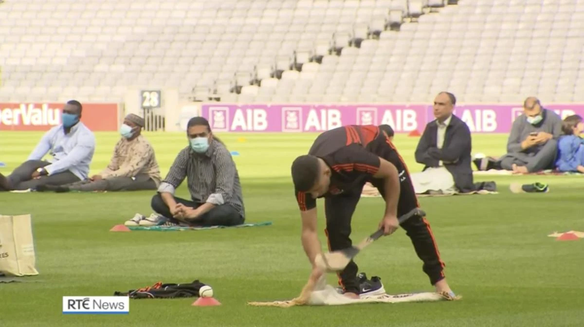 A hurler positions his prayer mat on the Croke Park turf ahead of Eid Al-Adha prayers, Dublin, Ireland, 31 July, 2020. (Screengrab YouTube)