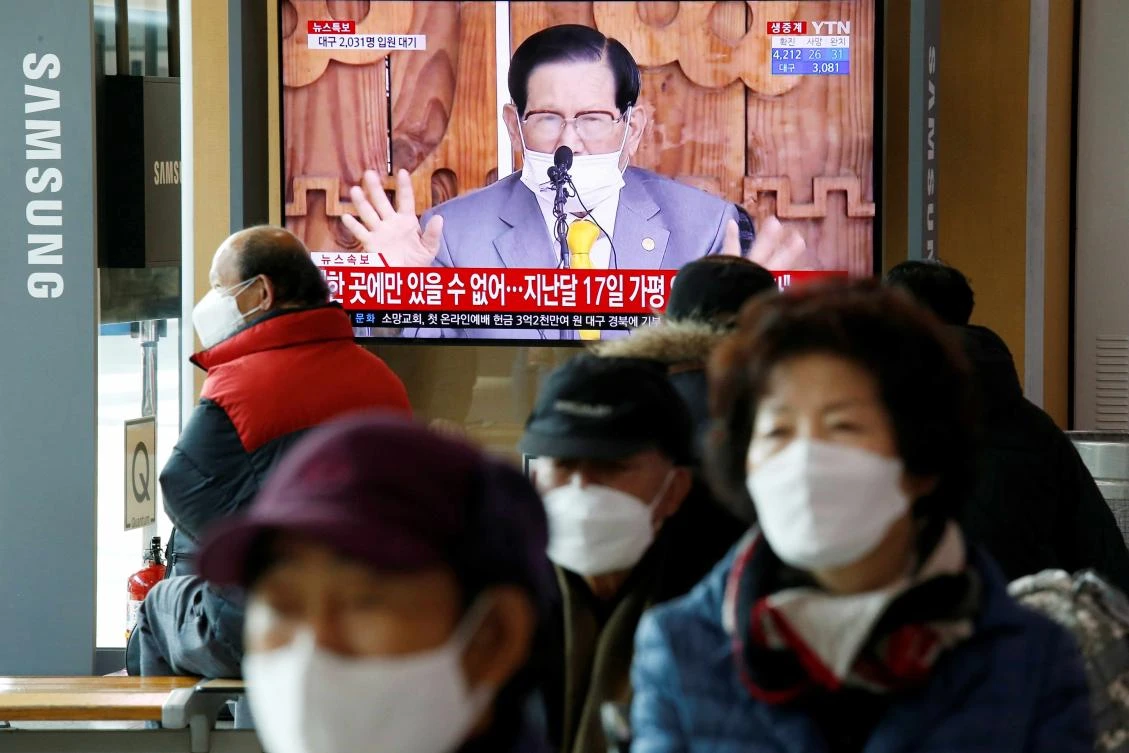 People watch a TV broadcasting a news report on a news conference held by Lee Man-hee, founder of the Shincheonji Church of Jesus the Temple of the Tabernacle of the Testimony, in Seoul, on March 2, 2020. (REUTERS/Heo Ran/File Photo)