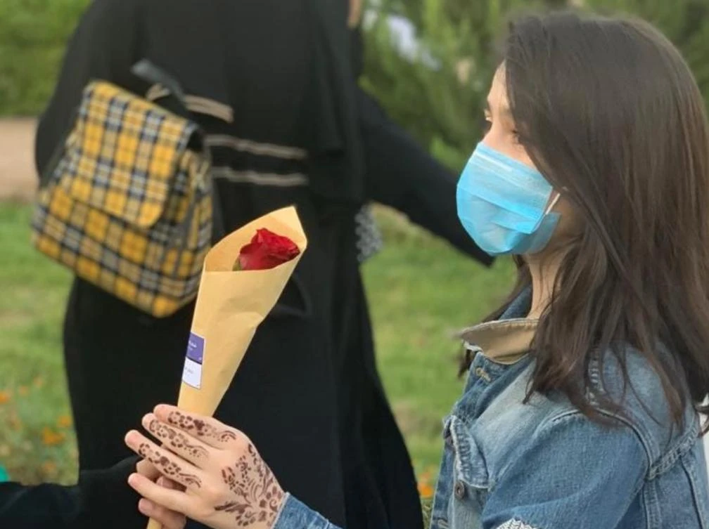 Roses are handed out on the occasion of Eid Al-Adha to thank people for adhering to guidelines to curb the spread of COVID-19. (File/SPA)