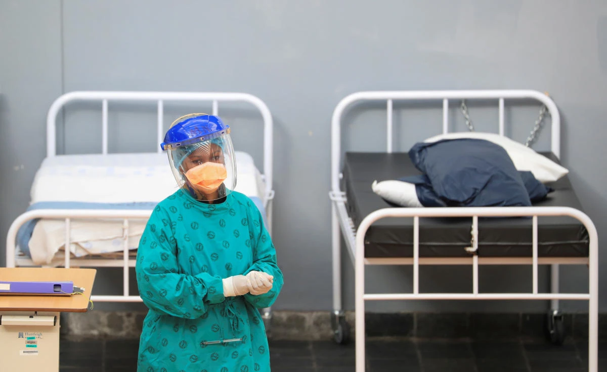 A health worker walks between beds at a temporary field hospital set up by Medecins Sans Frontieres (MSF) during the coronavirus disease (COVID-19) outbreak in Khayelitsha township near Cape Town, South Africa, July 21, 2020. Picture taken July 21, 2020. (Reuters)