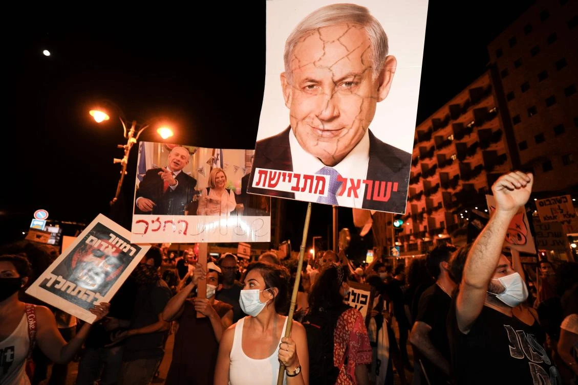 Protesters chant slogans during a demonstration of thousands against the Israeli government near the Prime Minister's residence in Jerusalem on August 2, 2020. Thousands protested against Prime Minister Benjamin Netanyahu across Israel on Saturday night, demanding he resign over alleged corruption and a resurgence of coronavirus cases. / AFP / MENAHEM KAHANA