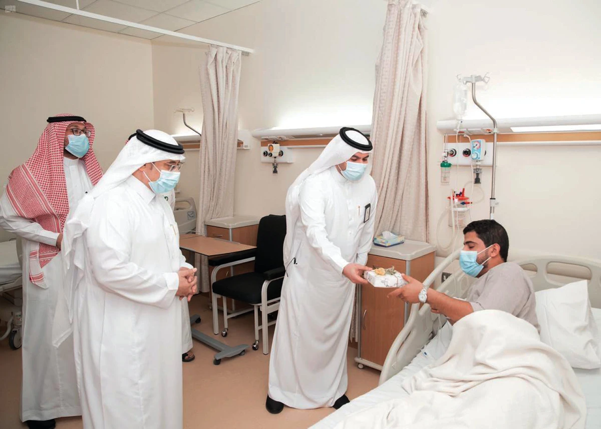 Jouf officials meet patients with Eid gifts