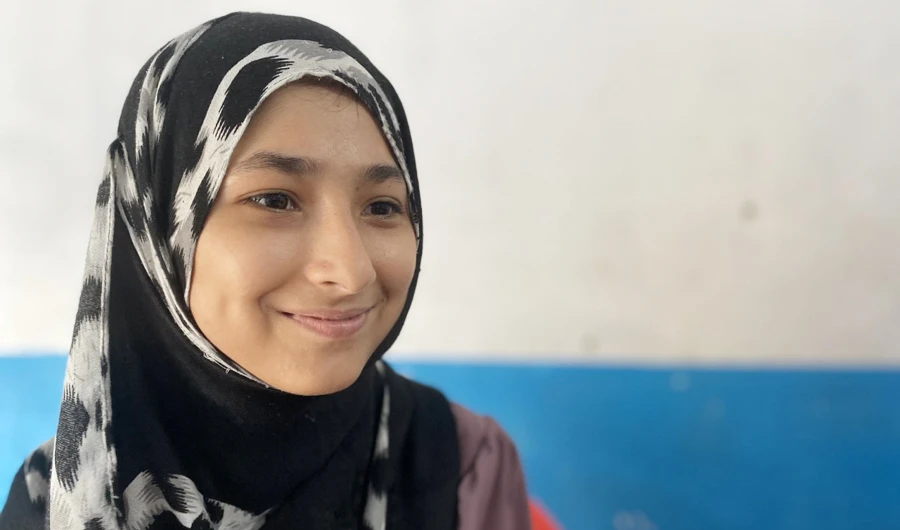 Asma Rahimi, a 14-year-old Afghan refugee, during the interview with Arab News on Wednesday. (AN photo)