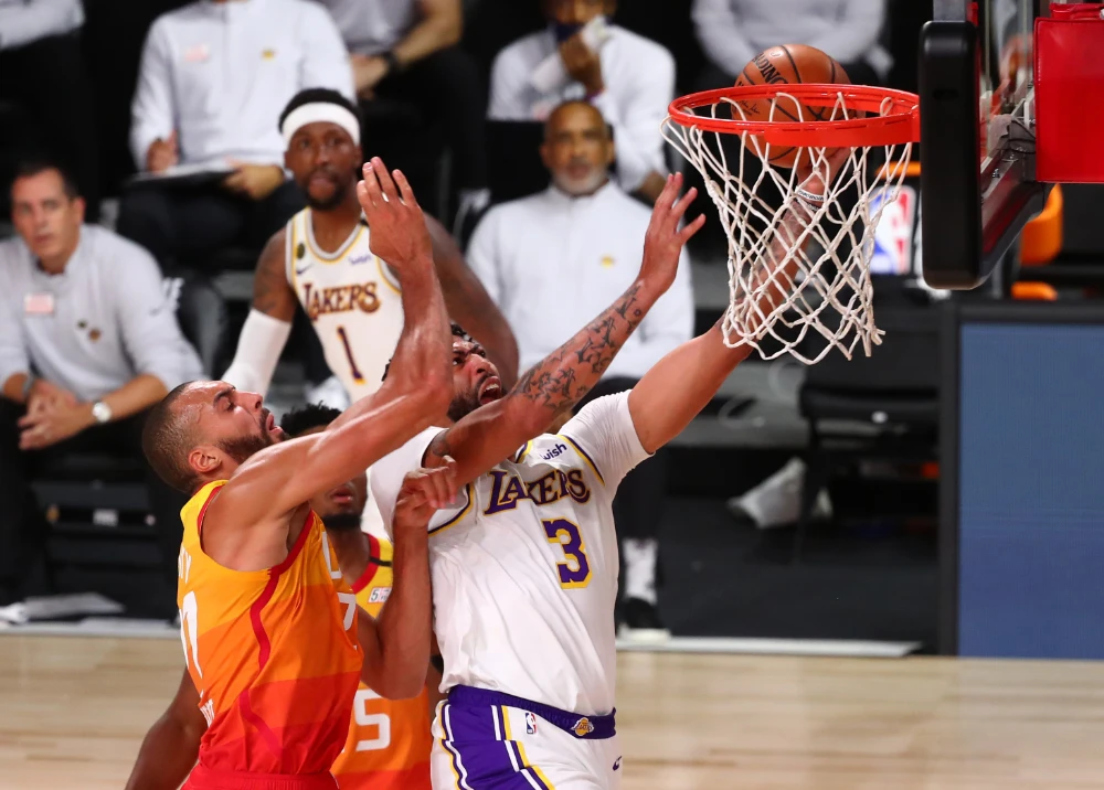 Davis master class as Lakers sink Jazz to clinch top spot