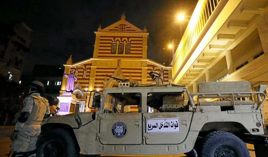 Egyptian army soldier stands guard in front of Saint Joseph's Roman Catholic Church in Cairo, Egypt December 31, 2017. (REUTERS)