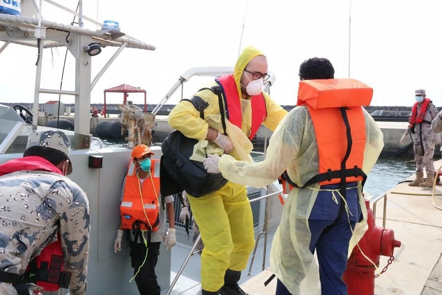 Authorities evacuated the sailor and transferred him to a hospital. (SPA)