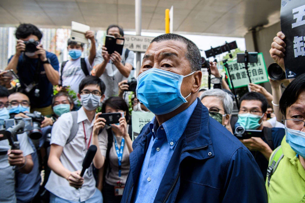 Hong Kong media tycoon and founder of the Apple Daily newspaper Jimmy Lai (C) arrives at the West Kowloon Magistrates Court on May 18, 2020 for charges related to last year's protests in Hong Kong. (AFP / Anthony Wallace)