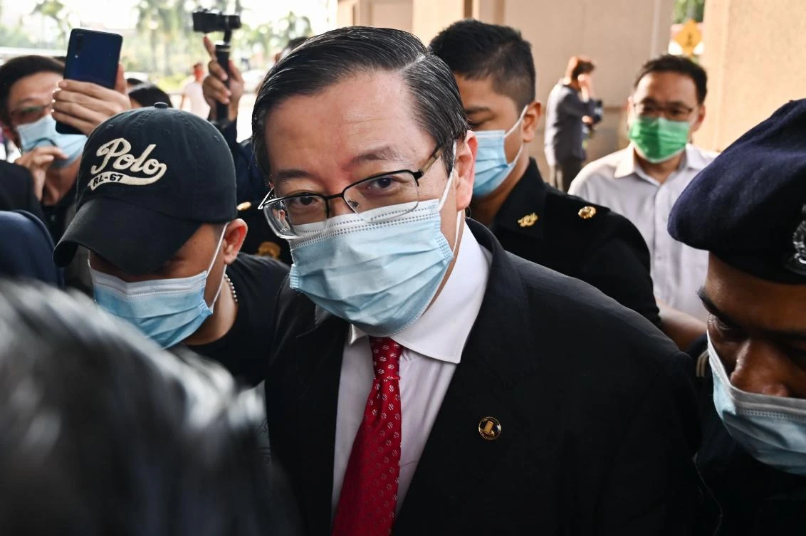 Malaysia's former finance minister Lim Guan Eng (C) is escorted by Malaysian Anti-Corruption Commission (MACC) officers to Duta Court complex in Kuala Lumpur on August 7, 2020. Malaysia's ex-finance minister, now a key opposition leader, was charged with corruption on August 7, the latest government critic to be targeted since the return of a scandal-plagued party to power. (AFP)