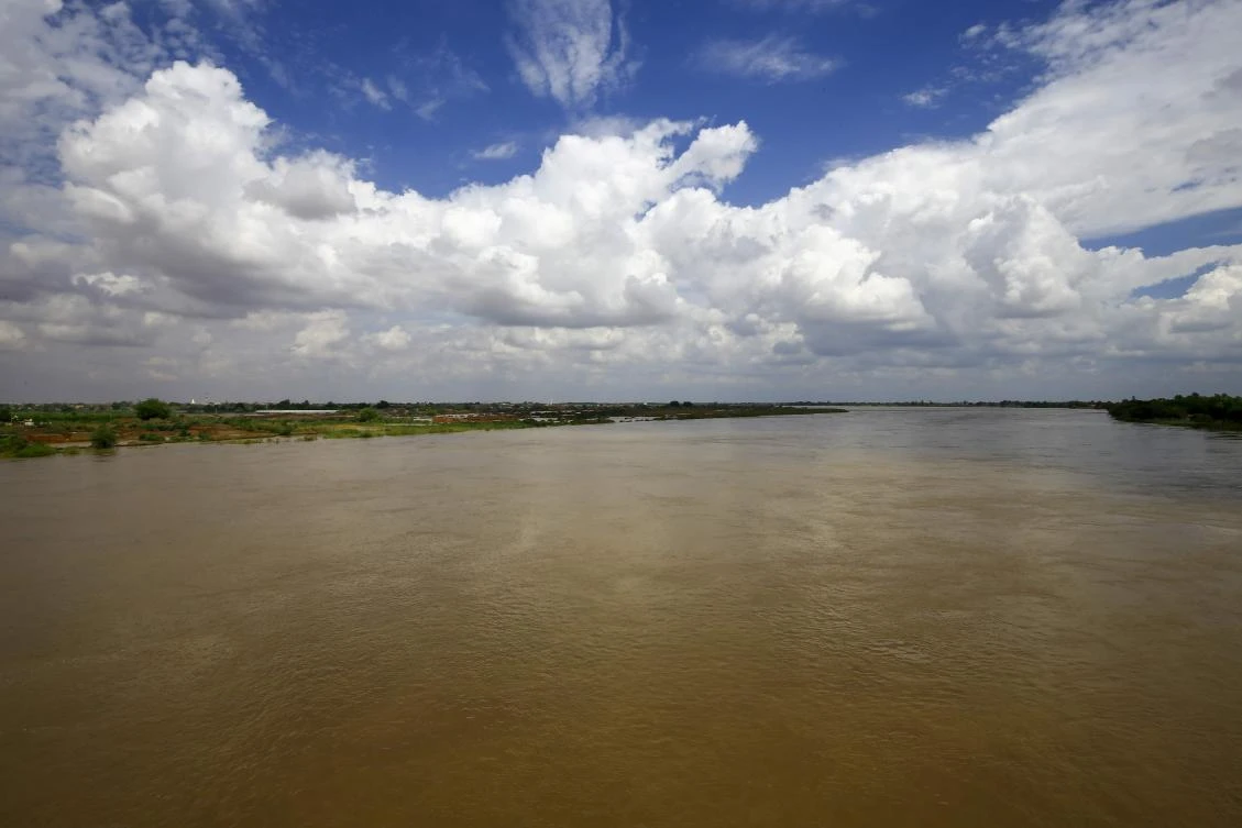A picture shows the flooded Blue Nile river in the town of Osaylat, 50 km southeast of the capital Khartoum, on August 6, 2020, (AFP)