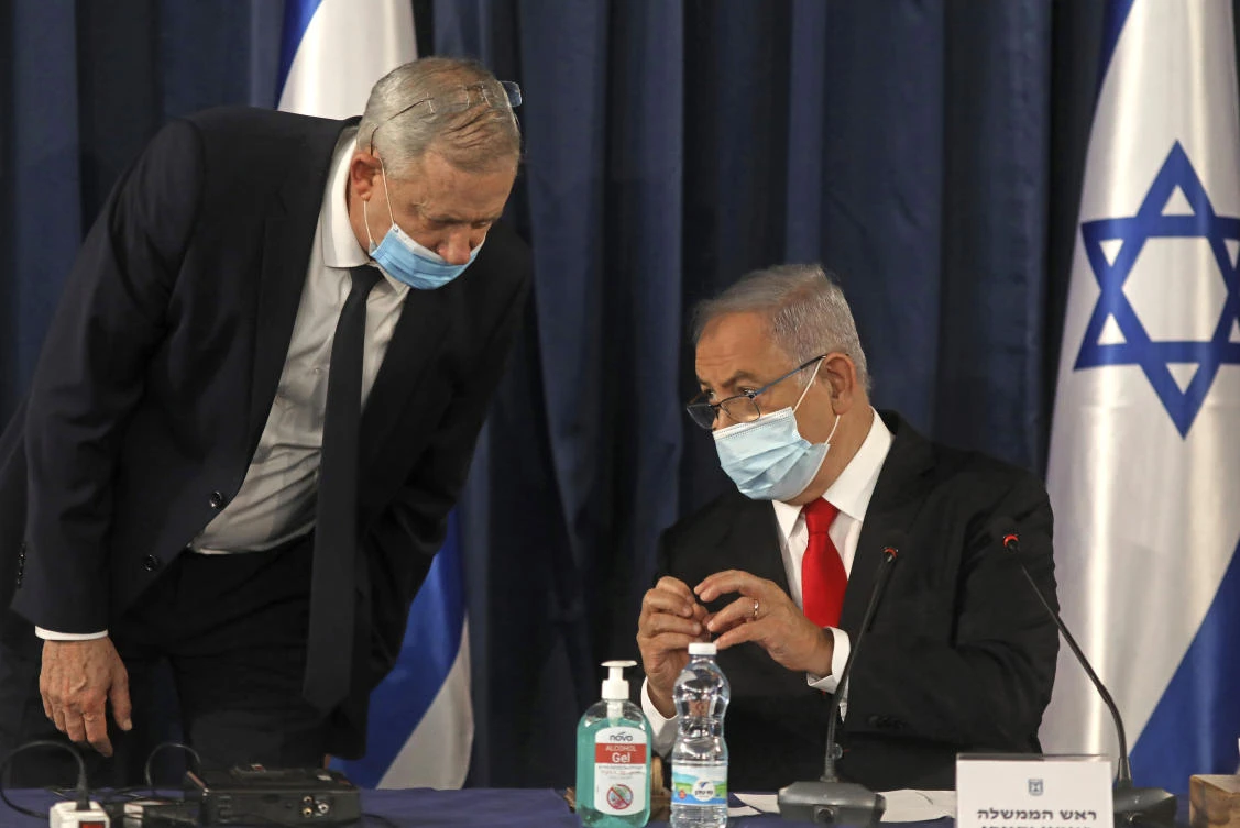 Israeli Prime Minister Benjamin Netanyahu, right, and Defense Minister Benny Gantz during the weekly cabinet meeting in Jerusalem, June 7, 2020. (AP Photo)