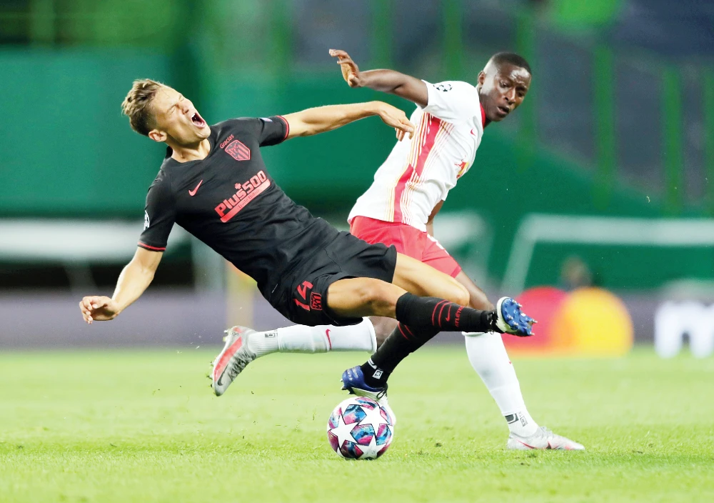 Atletico Madrid’s Marcos Llorente, left, and RB Leipzig’s Amadou Haidara during their Champions League match at Estadio Jose Alvalade, Lisbon, on Thursday. (Reuter)