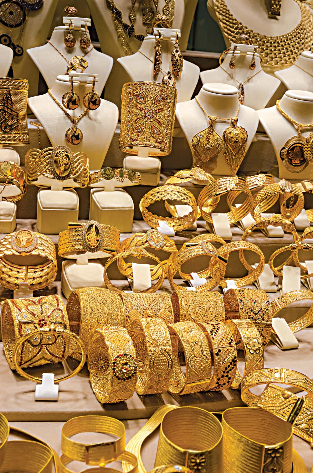 Gold rush at Turkish bazaar a test of trust for lowly lira