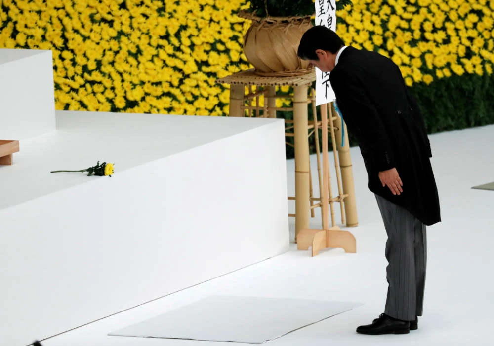Japan's Prime Minister Shinzo Abe bows after placing a flower at an altar at a memorial service ceremony marking the the 74th anniversary of Japan's surrender in World War II, while Japan's Emperor Naruhito and Empress Masako watch, in Tokyo, Japan August 15, 2019. (REUTERS/Kim Kyung-Hoon/File Photo)