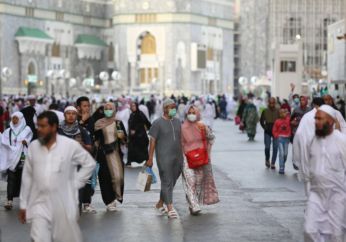 Muslim pilgrims wear masks at the Grand Mosque in Makkah on February 28, 2020. (AFP)