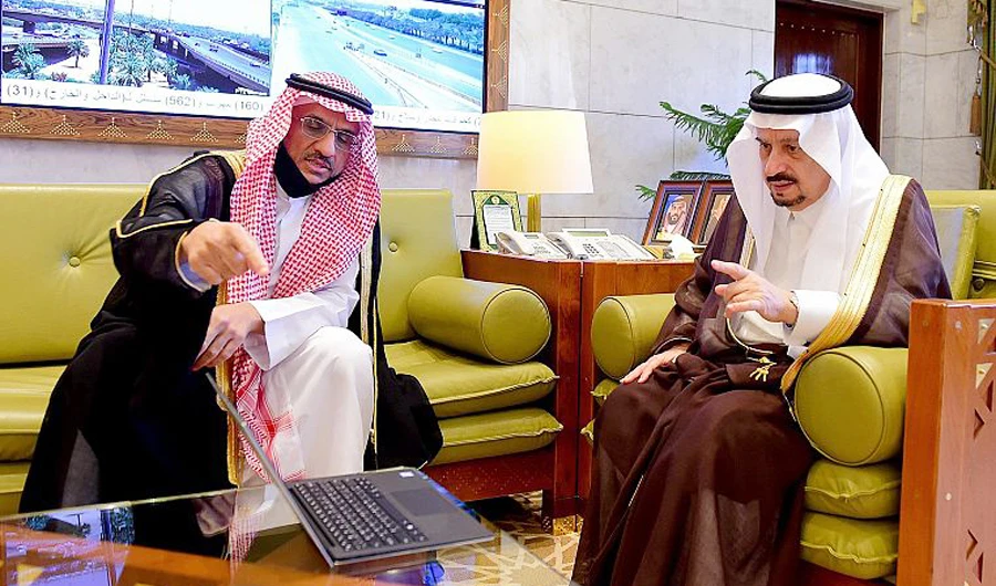 Riyadh Gov. Prince Faisal bin Bandar inaugurates the Saudi Red Crescent Authority’s electronic paramedic system. (SPA)