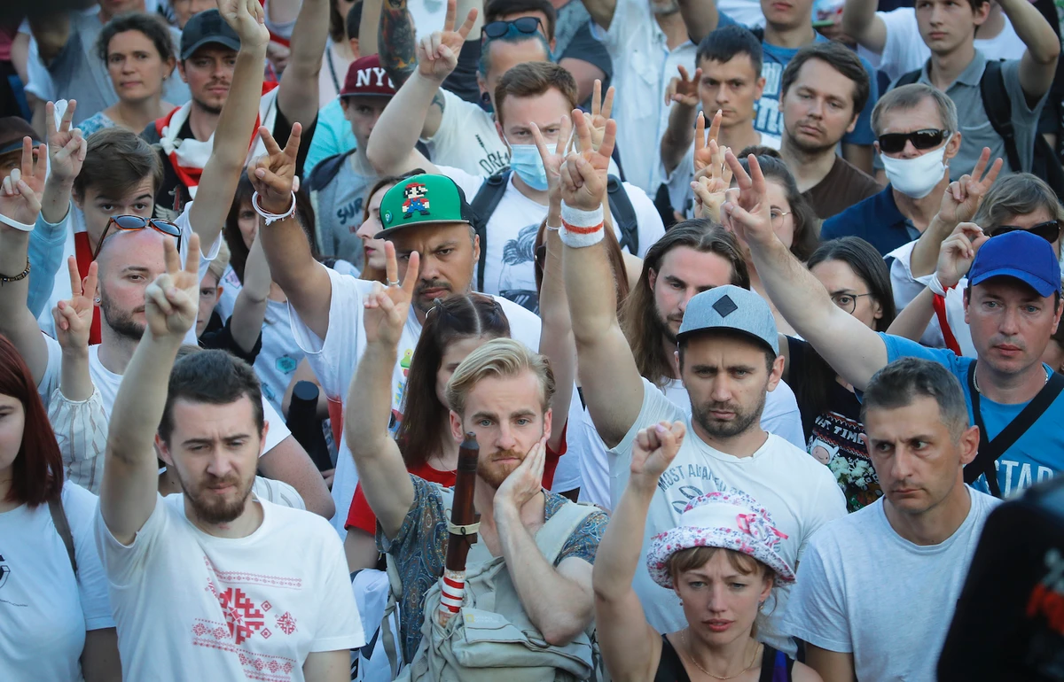 Belarus engulfed in ninth night of protests as Lukashenko heckled