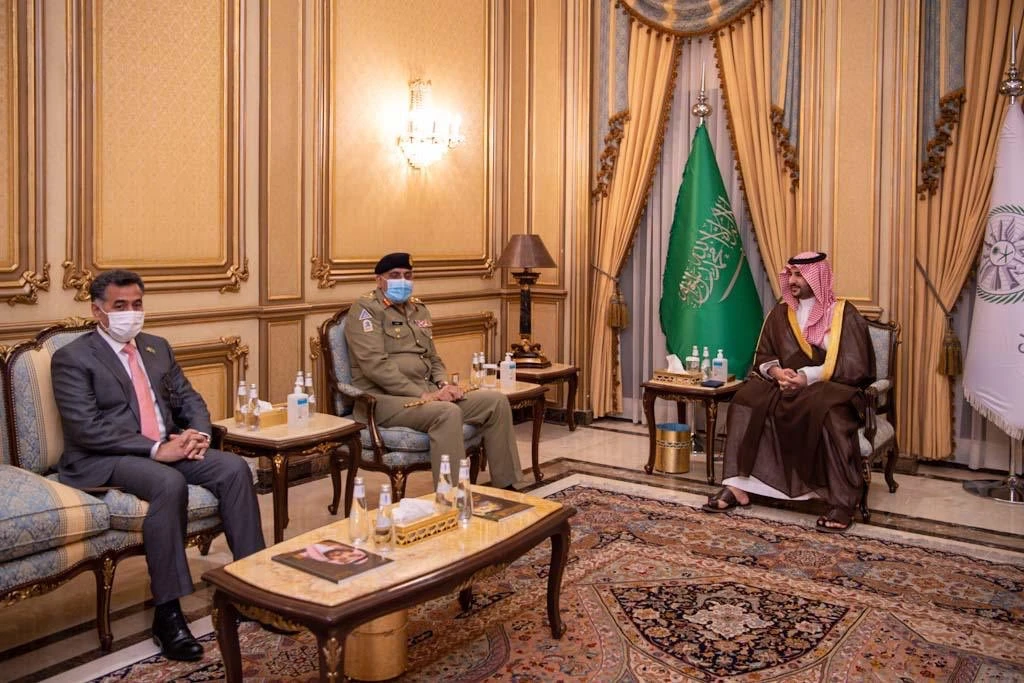 Prince Khalid bin Salman and Gen. Qamar Javed Bajwa. (SPA)