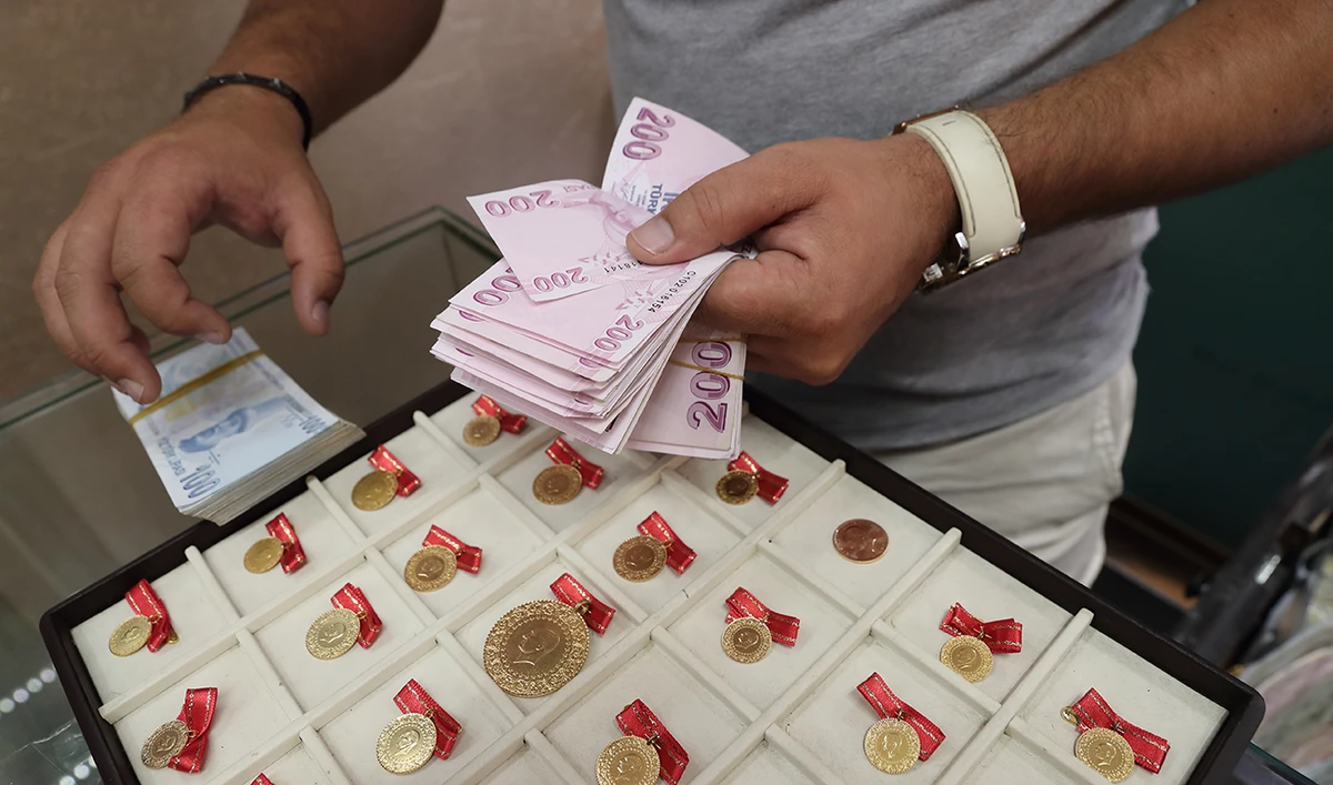 Gold dealer Gunay Gunes counts Turkish lira banknotes at the Grand Bazaar in Istanbul, Turkey, August 6, 2020. Picture taken August 6, 2020. (Reuters)