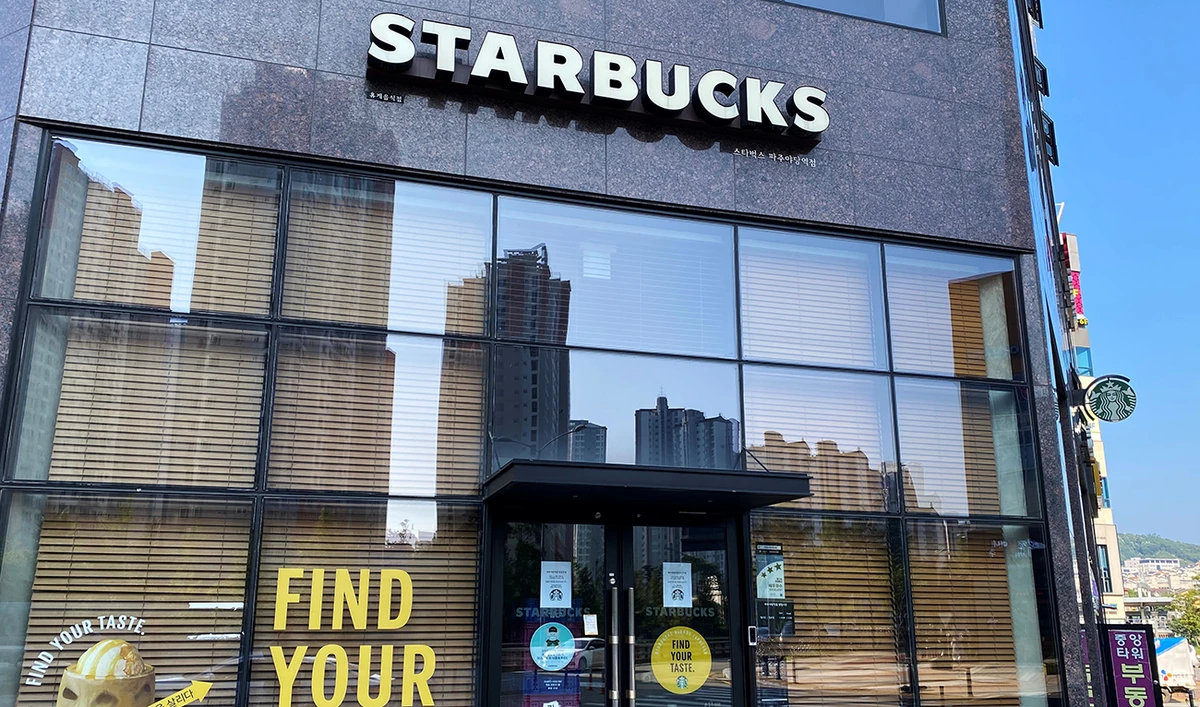 A Starbucks cafe that has been closed temporarily due to the coronavirus disease (COVID-19) is pictured in Paju, South Korea, August 18, 2020. (Reuters)