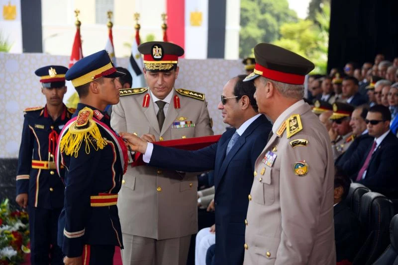 Egyptian President Abdel Fattah El-Sisi awards distictions at a passing out parade of new officers at the Egyptian Military Academy in Cairo, July 2018. (Reuters)
