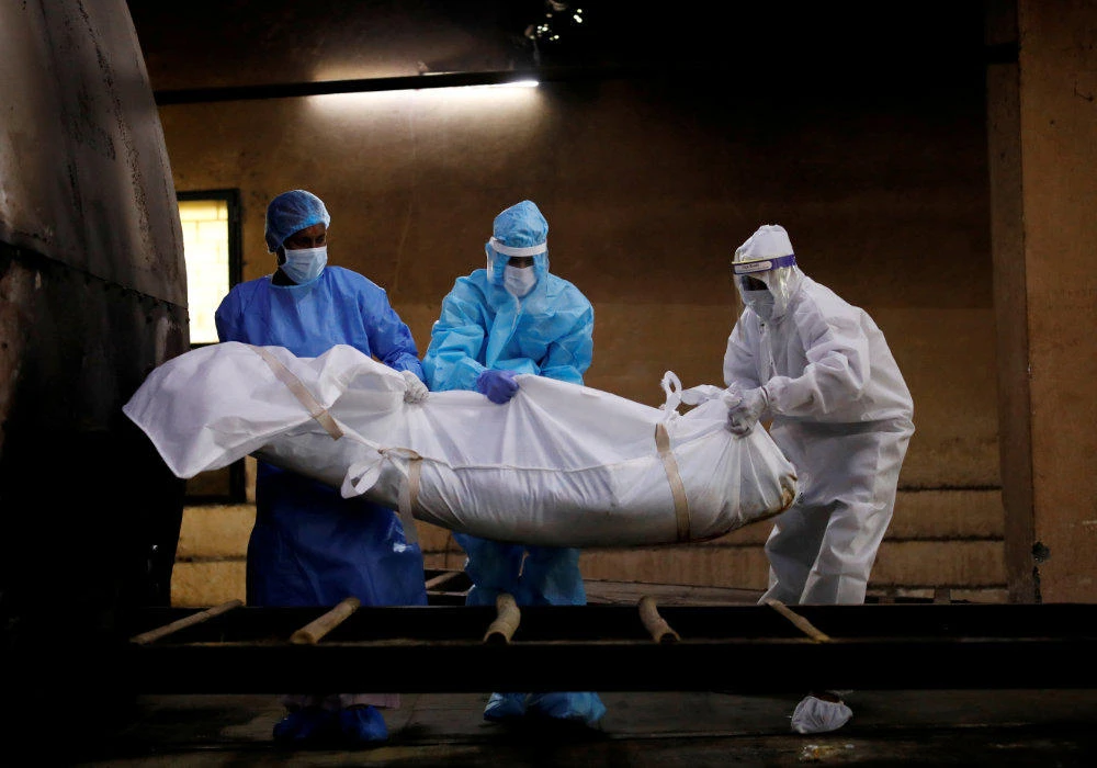 A health worker and relatives carry the body of a man who died due to COVID-19 to a crematorium in New Delhi, India, on August 17, 2020. (REUTERS/Adnan Abidi/File Photo)
