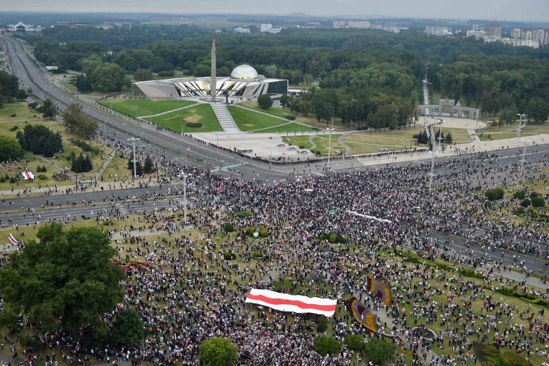 Vast protest in Minsk keeps up pressure on Belarus president