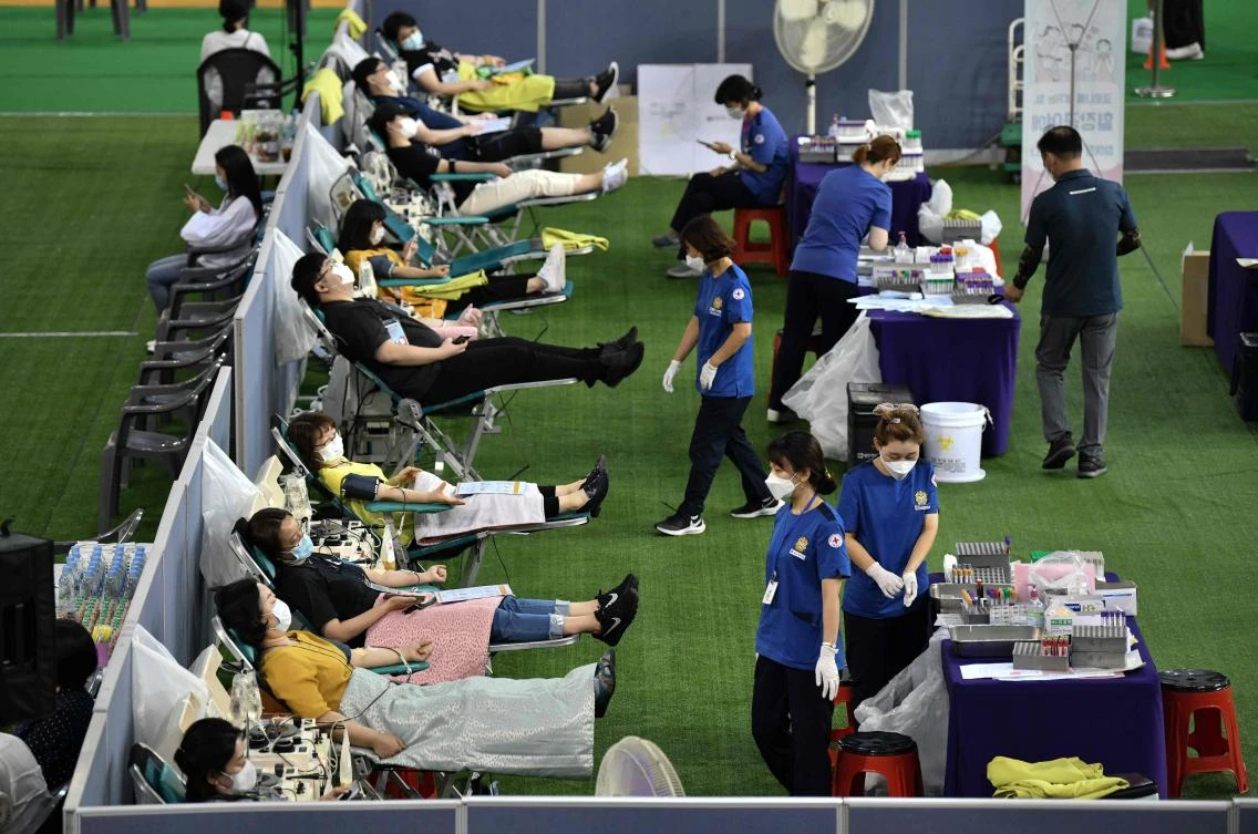 Members of the Shincheonji Church of Jesus, who have recovered from the COVID-19 coronavirus, donate their blood plasma at a gymnasium in Daegu on August 28, 2020. A total of 1,700 followers of the Shincheonji will donate their blood plasma to support the development of virus treatments until September 4. (AFP)
