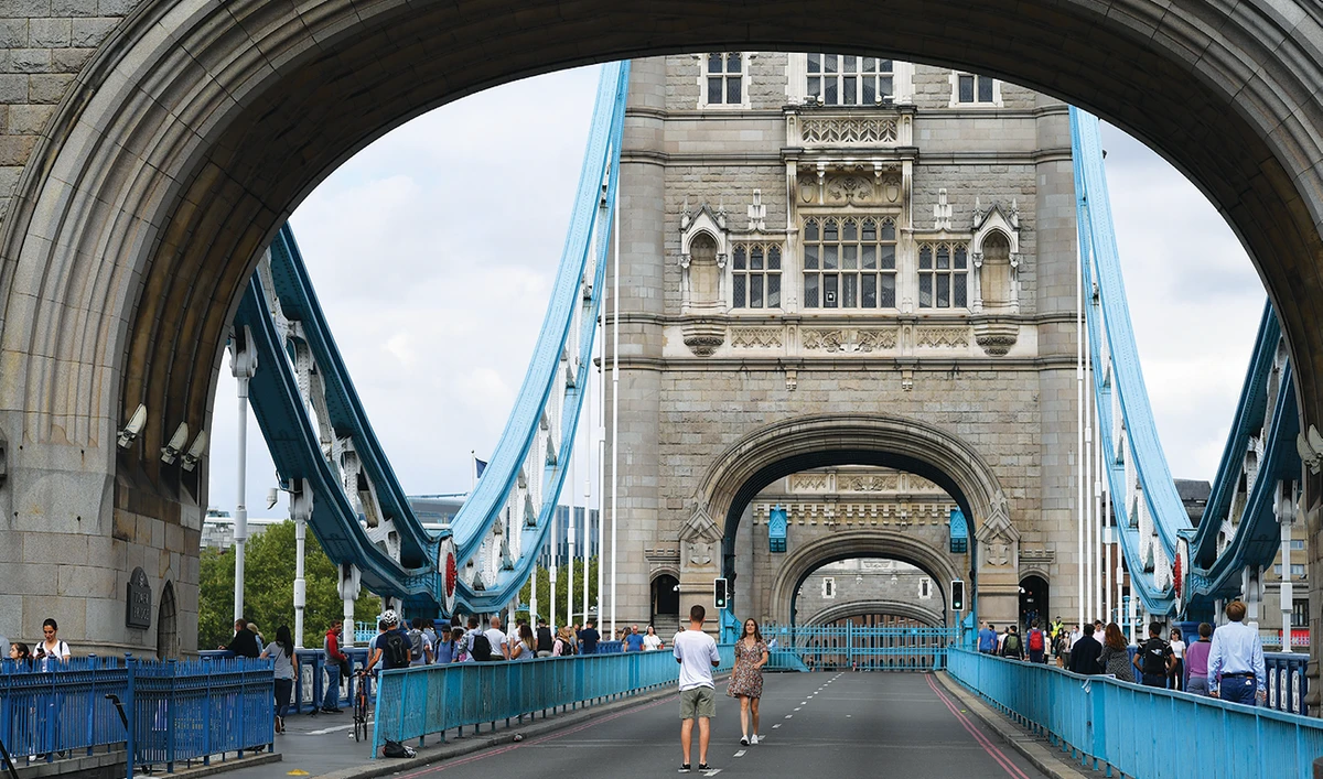 Virus forces London tourist guides to adapt