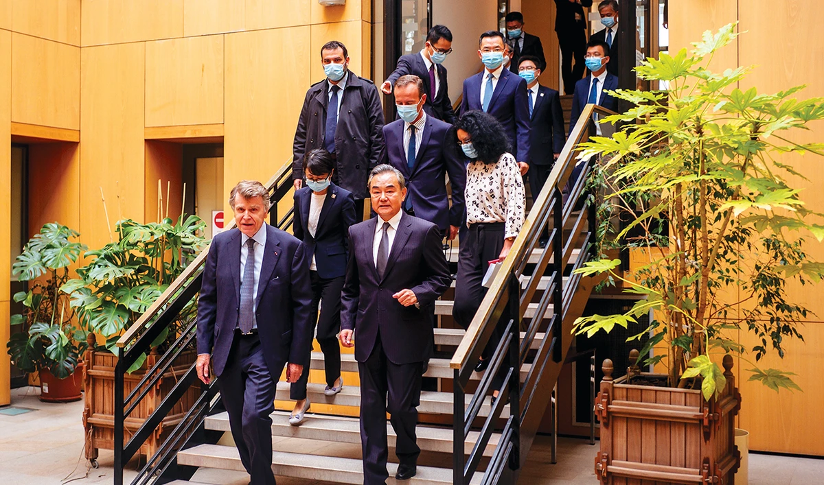 The Chinese government’s top diplomat, Wang Yi, right, and director of French Institute for International Relations, Thierry de Montbrial, arrive for a press conference in Paris. (AP)
