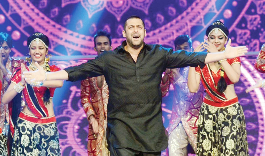 Bollywood actor Salman Khan with dancers during a promotional event for a Hindi film “Prem Ratan Dhan Payo” in Mumbai on Oct. 19, 2015. (Files/AFP)
