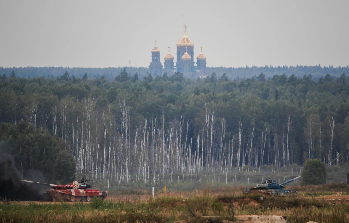 T-72 B3 tanks operated by crews from Russia and Uzbekistan drive during the Tank Biathlon competition at the International Army Games 2020 in Alabino, outside Moscow, Russia September 2, 2020. REUTERS/Maxim Shemetov