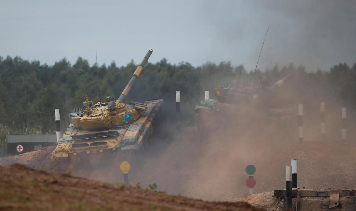 T-72 B3 tanks operated by crews from Kazakhstan and Kyrgyzstan drive during the Tank Biathlon competition at the International Army Games 2020 in Alabino, outside Moscow, Russia September 2, 2020. REUTERS/Maxim Shemetov