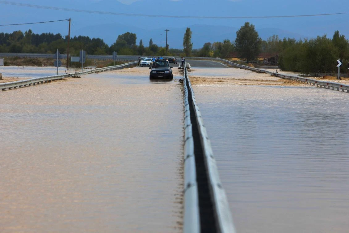 This picture taken on September 19, 2020, shows vehicles blocked in a flooded road caused by the Mediterranean hurricane (Medicane) Ianos in Karditsa, central Greece. Two people died and one was missing on September 19 after central Greece was lashed by a rare hurricane-like storm known as a "medicane". Hundreds of people had to be rescued from flooded buildings as heavy rain and high wind wrecked homes, shops and warehouses in regions north of the capital Athens. / AFP / Kostas Mantziaris