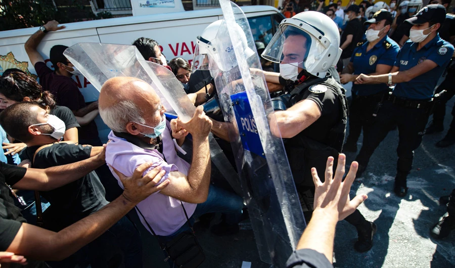 People clash with Turkish police ahead of the funeral of Turkish lawyer Ebru Timtik in the Gazi District of Istanbul on August 28, 2020. (AFP)