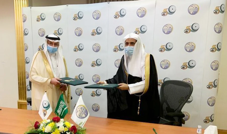 OIC chief Dr. Yousef Al-Othaimeen, left, with MWL Secretary-General Dr. Mohammed bin Abdul Karim Al-Issa at the MoU signing ceremony in Makkah. (Photo/Supplied)