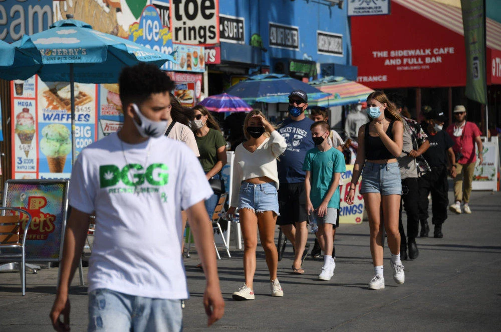 People flock to the beach in Venice Beach, California to escape the heat wave on September 4, 2020. (AFP / Robyn Beck)