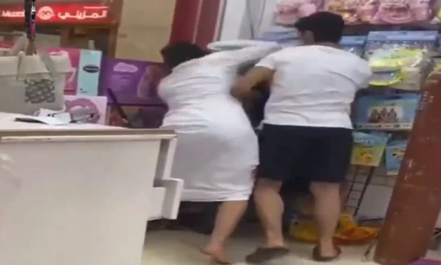 A video circulated on social media showed an aggressive assault on an Egyptian citizen in Kuwait. (Screenshot from Twitter account Tafteesh)