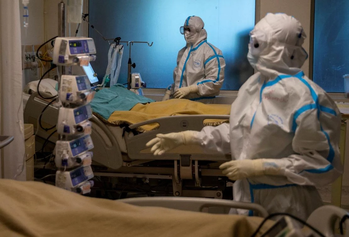 Medical workers take care of patients suffering from the coronavirus disease (COVID-19), at the Intensive Care Unit (ICU) of the Max Smart Super Speciality Hospital in New Delhi, India. (File/Reuters)