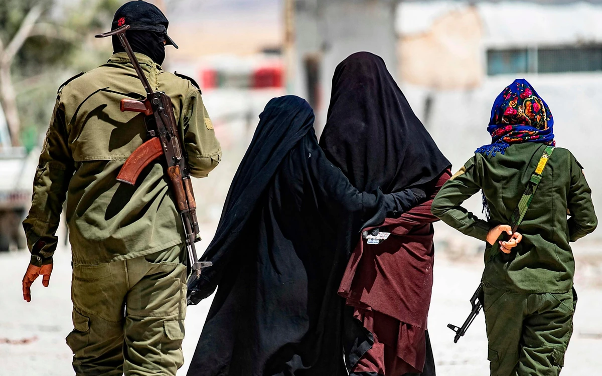 British and other European female Daesh recruits are being smuggled out of detention camps in Syria, with some going on to raise funds online for others to do the same, according to Daesh social media networks. (AFP/Getty/File Photo)