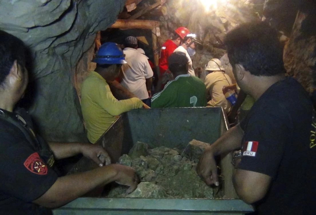 Rescue workers and colleagues take part in the rescue operation of nine miners trapped at Cabeza de Negro gold-and-copper mine in Ica April 6, 2012. (Reuters)
