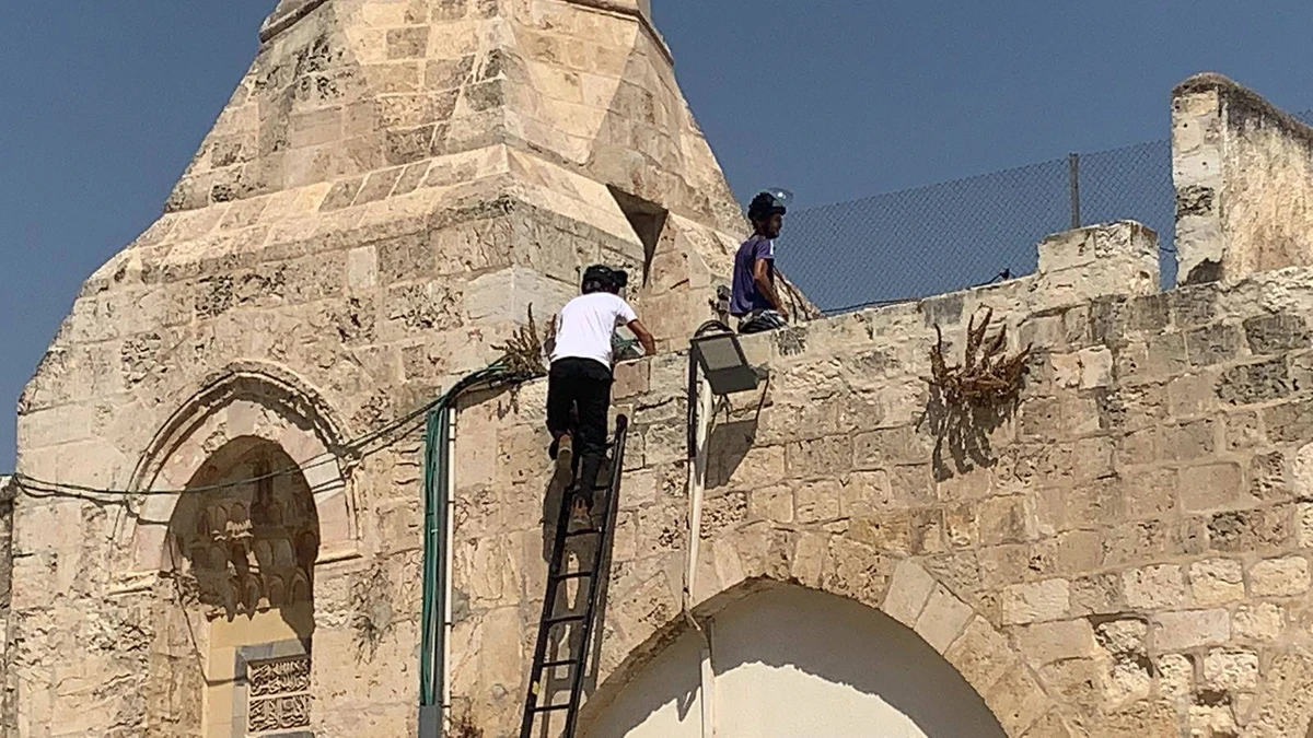 Jordan has condemned what it described as “continuous Israeli violations” at Jerusalem’s Al-Aqsa Mosque after Israeli security personnel used a ladder to install loudspeakers on one of the mosque’s minarets. (Supplied)