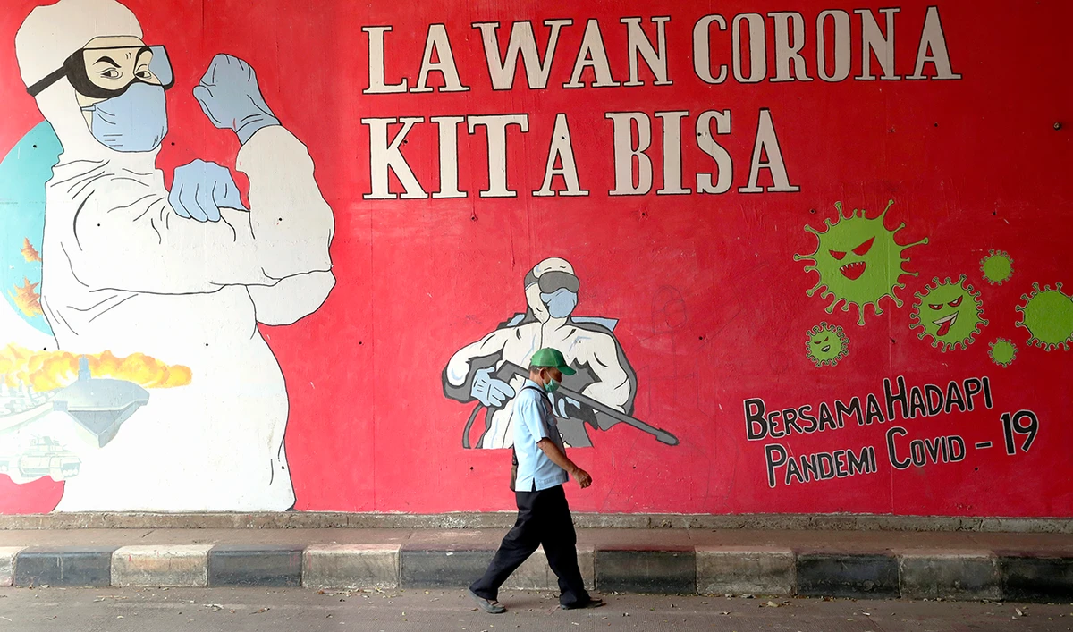 A coronavirus-themed mural honors health workers in Jakarta. Writings on the mural read ‘We can fight coronavirus’ and ‘Together we can fight COVID-19 pandemic.’ (AP)