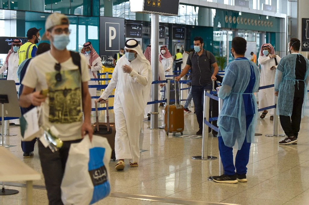 Saudi passengers queue for a temperature check at King Fahad International Airport in Riyadh on May 31, 2020. (AFP/File)