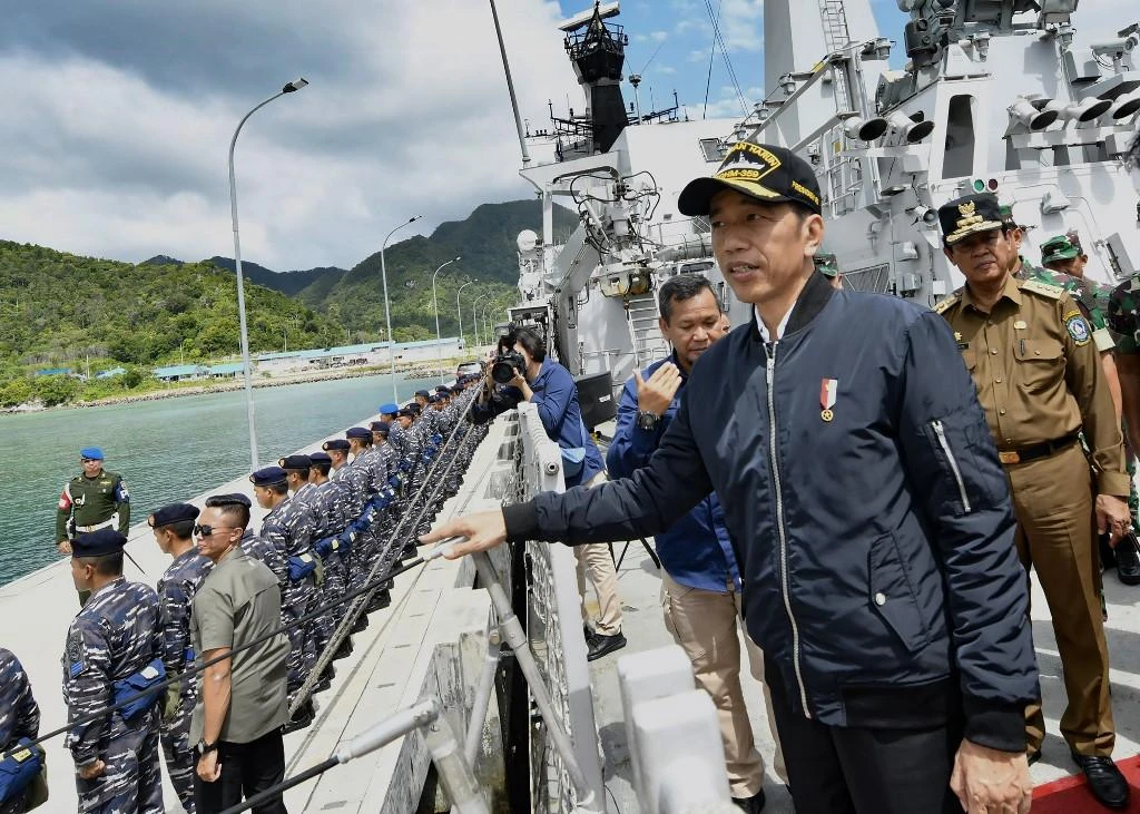 Indonesian President Joko Widodo, right, during his visit to a military base in the Natuna islands on Jan. 8. 2020 after the country deployed fighter jets and warships. (Presidential Palace via AFP)
